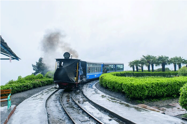 पहाड़ों की ट्रेन : दार्जलिंग हिमालय रेलवे स्टेशन